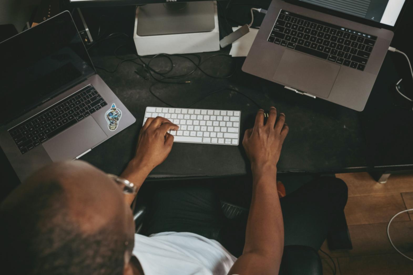 Équipe de startup travaillant sur leur stratégie de financement